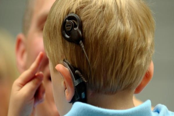 رفع کم شنوایی در کودکان با ایمپلنت حلزون شنوایی