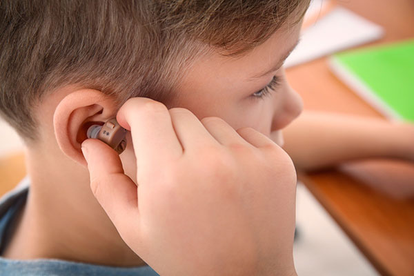 سمعک برای درمان کم شنوایی در کودکان