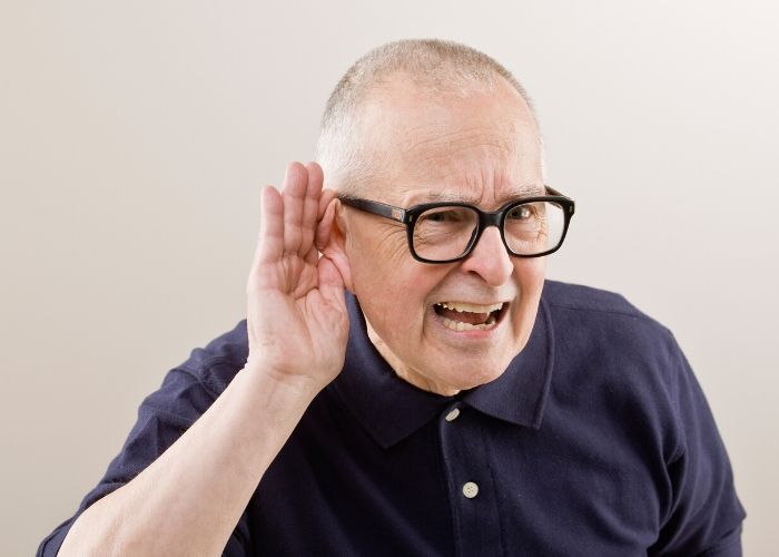 کم شنوایی چیست و چگونه به وجود می‌آید؟